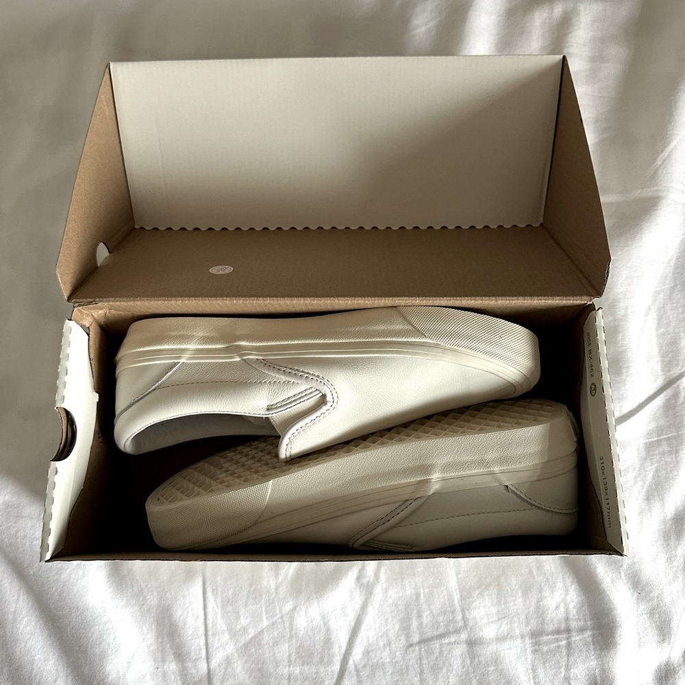 NWT women’s size 8.5 Aritzia by vans off-white classic slip vans